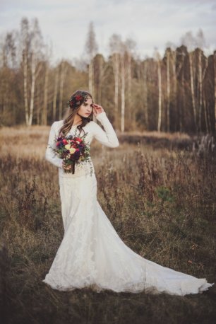 Платье невесты с длинным шлейфом