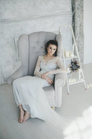 Платье невесты с небольшим шлейфом в сером цвете