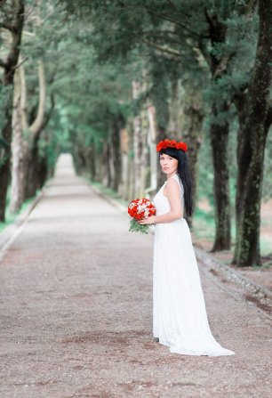 Красные акценты в образе невесты