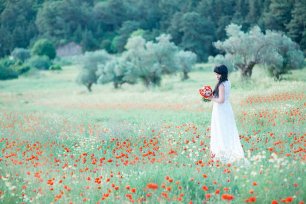 Прогулка невесты в маковом поле