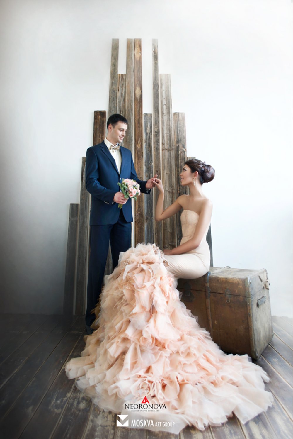 Роскошное персиковое свадебное платье