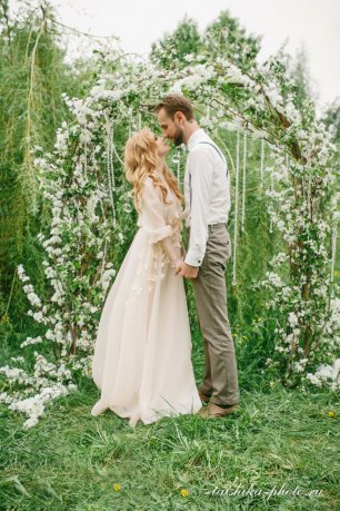 Место церемонии, украшенная цветочной аркой