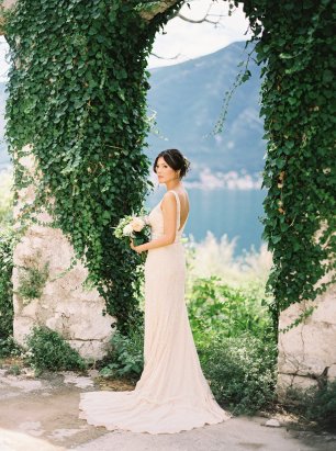 Элегантное летнее свадебное платье со шлейфом