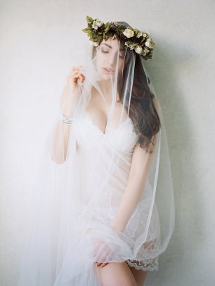 Фата и цветочный венок