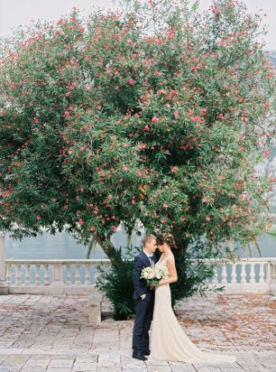 Фотосессия на фоне цветущего дерева