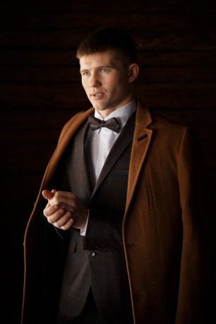 Жених в элегантном костюме