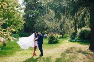 Прогулка Паши и Гульнары в парке