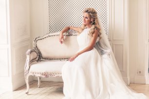 Невеста в белом платье греческого стиля