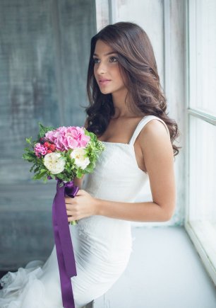 Нежно розовый букетик, украшенный длинной фиолетовой лентой