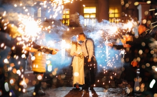 Бенгальские огни в честь молодых