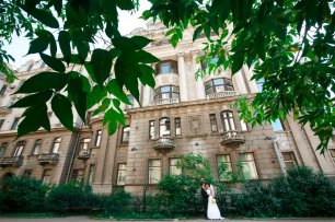 Фотосессия на фоне красивого здания