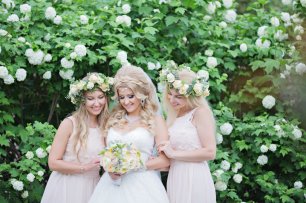 Летняя свадьба. Невеста с подружками