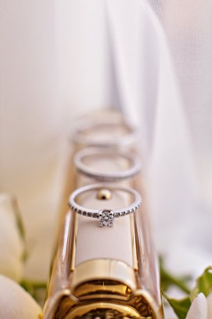 Снимая свадебные детали, не забывать снять колечки)