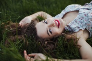 Яркие губы в свадебном макияже