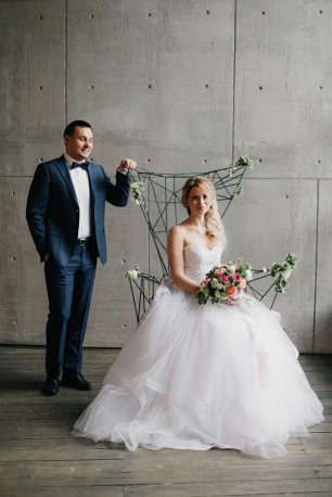 Геометричный декор на свадебной фотосессии