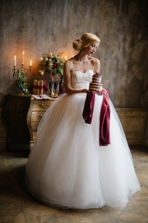 Платье невесты с очень пышной юбкой