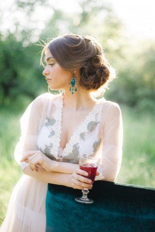 Невеста с бокалом вина