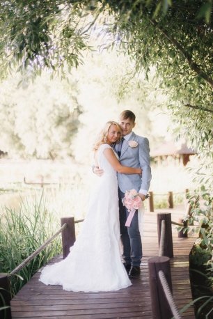 Костюм жениха в сером цвете