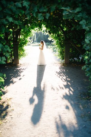 Предзакатное солнышко и красивая невесты - самое замечательное сочетание)