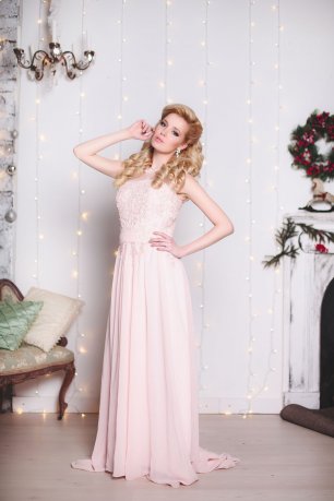 Светло-розовое платье невесты с открытыми плечами