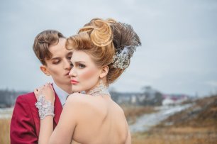 Высокая прическа для стилизованной свадебной съёмки