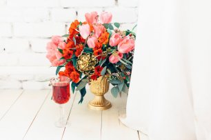 Металлическая ваза с букетом цветов