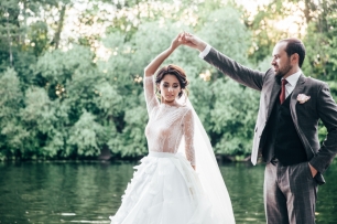 Свадебная фотосессия на берегу реки