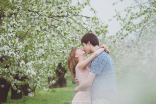 Нежная love story в цветущем саду