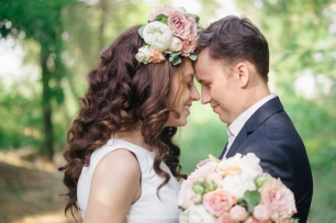 Нежные пионы в свадебном букете и венке