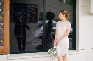 Стильное короткое свадебное платье