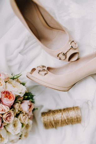 Бежевые туфли с открытым носом