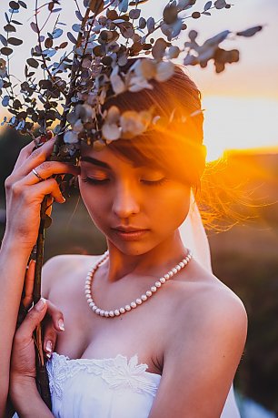 Невеста в лучах закатного солнца