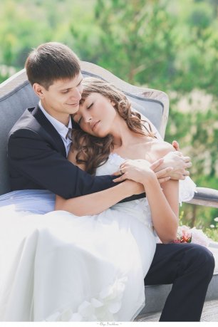 Нежное фото жениха и невесты