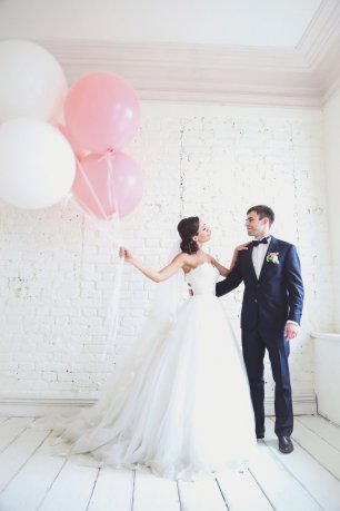 Свадебная фотосессия в студии с шарами