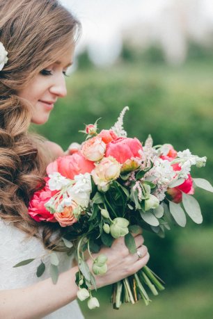 Пышный свадебный букет невесты