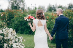 Жених и невеста на прогулке