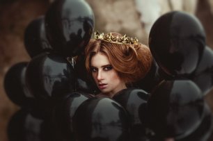 Золотая корона в образе невесты