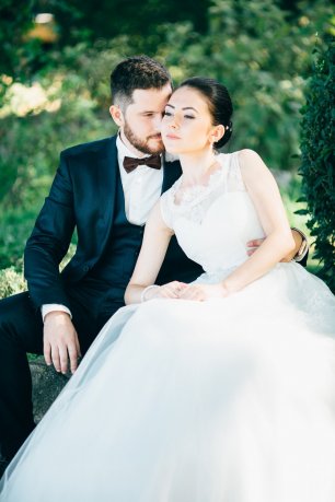 Темный свадебный костюм жениха