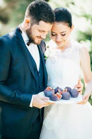 Жених и невеста на летней свадебной фотосессии