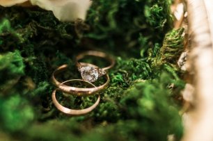 Свадебные кольца на подушечке из декоративного мха