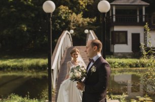 Встреча жениха и невесты на мостике в парке