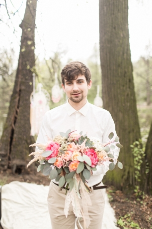 Жених с крупным букетом цветов