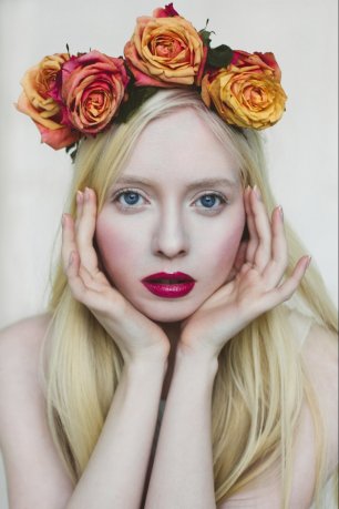 Цветочный ободок из оранжевый роз