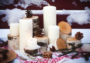 Деревянные спилы в декоре свадебной фотосессии