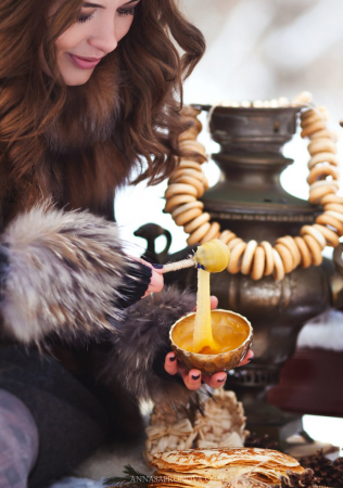 зимняя фотосессия лав стори, пикник в зимнем лесу, фотограф АННА САПРОНОВА