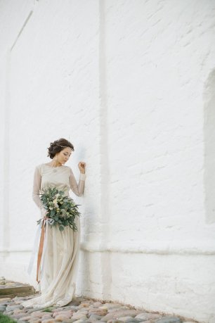 Легкое бежевое платье невесты