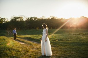 Прогулка невесты и жениха по живописным местам