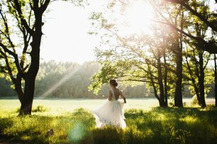 Прогулка невесты по лесу