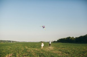 Веселая свадебная фотосессия на природе