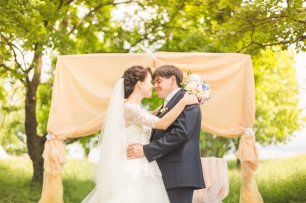 Бежевая арка для церемонии